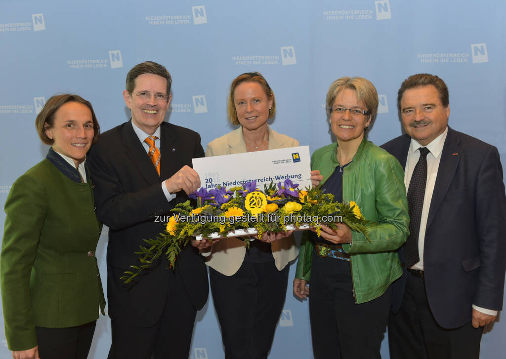Christiane Windsperger, Prokuristin der Niederösterreich-Werbung,  Christoph Madl, Geschäftsführer der Niederösterreich-Werbung, Petra Stolba − Geschäftsführerin der Österreich-Werbung, Petra Bohuslav − Tourismuslandesrätin, Fritz Kaufmann − Spartenobmann der Wirtschaftskammer Niederösterreich: Niederösterreich-Werbung GmbH: 20 Jahre Niederösterreich-Werbung, © Aussendung (15.04.2015)