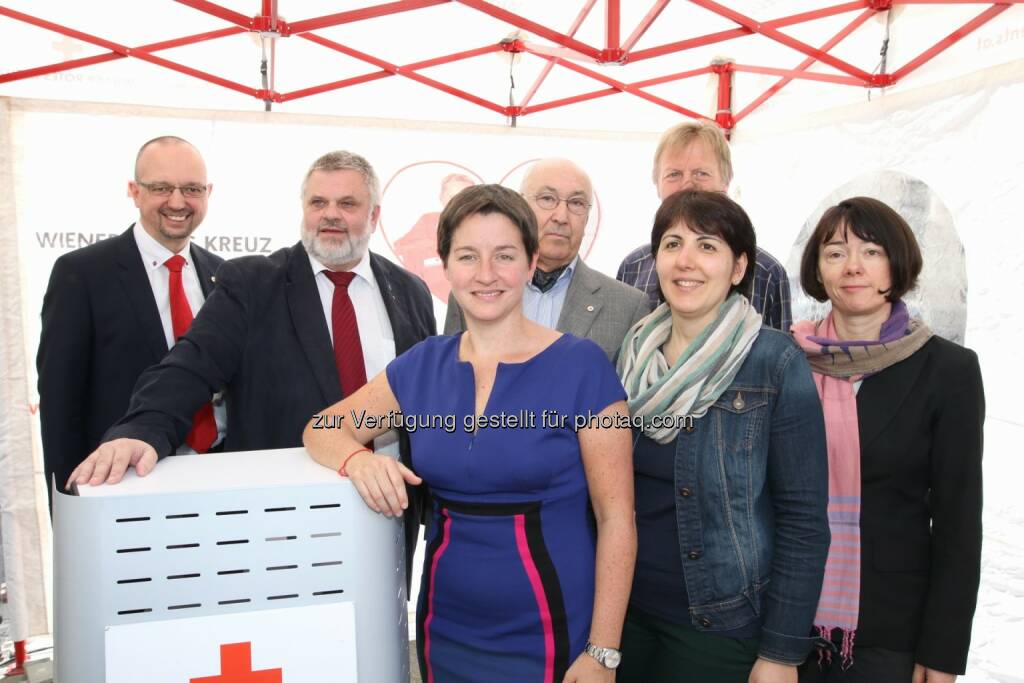 Stadträtin Sonja Wehsely, Bezirksvorsteher Karlheinz Hora und der Präsident des WRK Karl Skyba haben „das Stern“ eröffnet. Wiener Rotes Kreuz: Mit dem „das Stern“ bietet das Wiener Rote Kreuz ein neues Tages- und Beratungszentrum für Wohnungslose im 2. Bezirk, © Aussender (16.04.2015) 