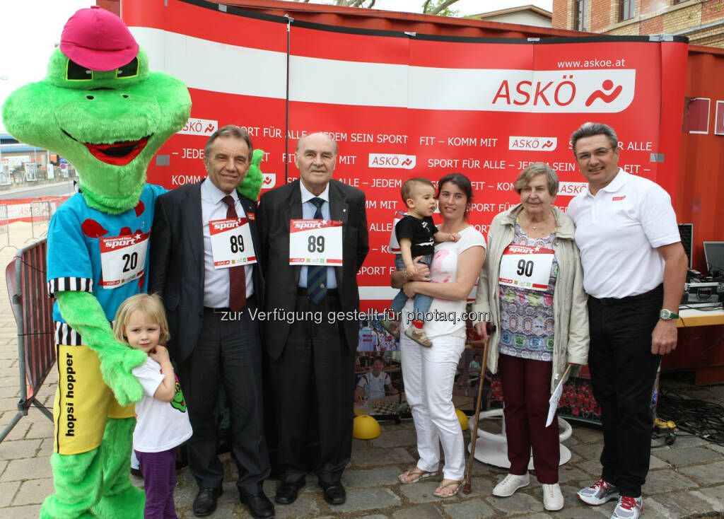 Askö-Präsident Hermann Krist mit der ältesten Teilnehmerin Wilhelmine Loidl, Sonja Anderl mit Sohnemann und jüngstem Teilnehmer Lionel, Rapid Legende Alfred Körner, Rapid Manager Werner Kuhn sowie Hopsi Hopper mit Helene, Tochter von Anja Richter (v.r.) beim GerationSports Lauf der Askö: 90 Jahre und 90 Meter beim Askö Frühlingsevent, © Aussendung (17.04.2015) 