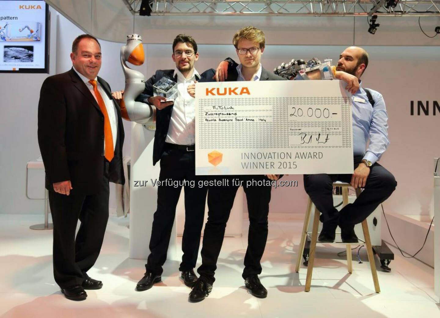 Bernd Liepert, Kuka Chief Innovation Officer, mit dem Siegerteam des Kuka Innovation Award