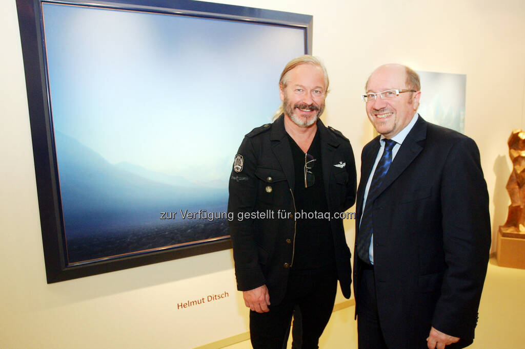 Künstler Helmut Ditsch vor seinem Werk und Horst Szaal (Messeveranstalter): Werbeagentur Szaal: Wikam Wiener Internationale Kunst & Antiquitätenmesse, © Aussendung (18.04.2015) 