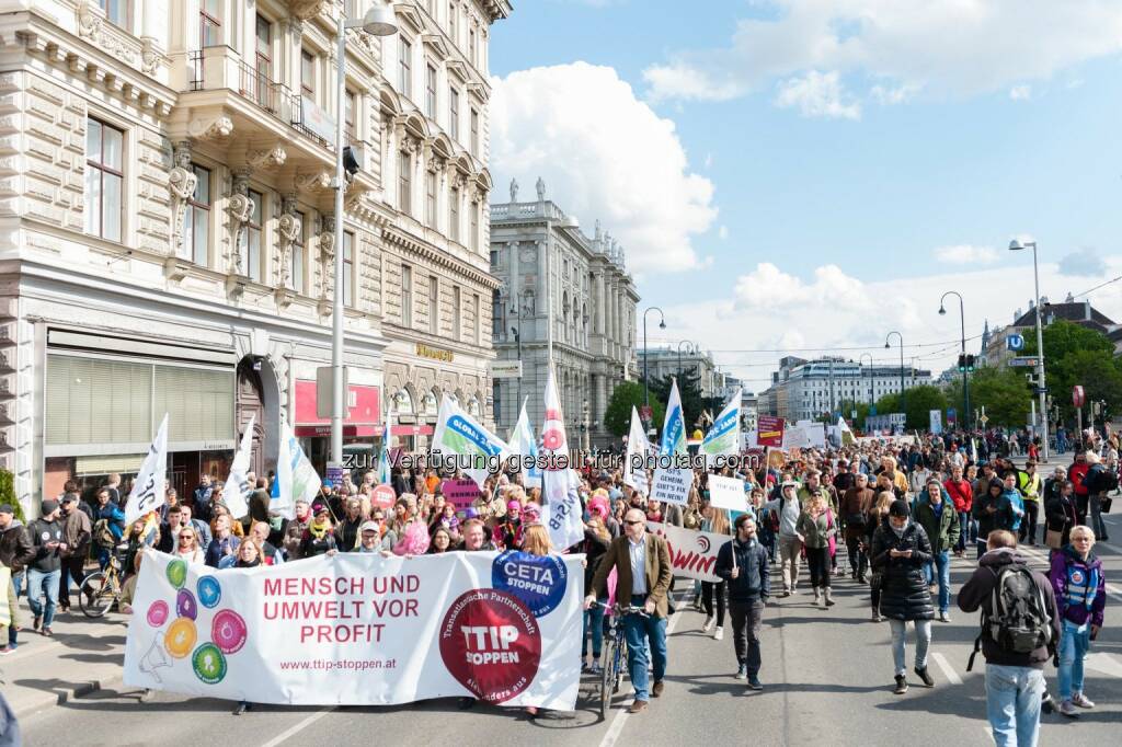 Global 2000: Demo - 22.000 Menschen gingen heute in Österreich gegen TTIP, CETA & Co auf die Straße, © Aussender (18.04.2015) 