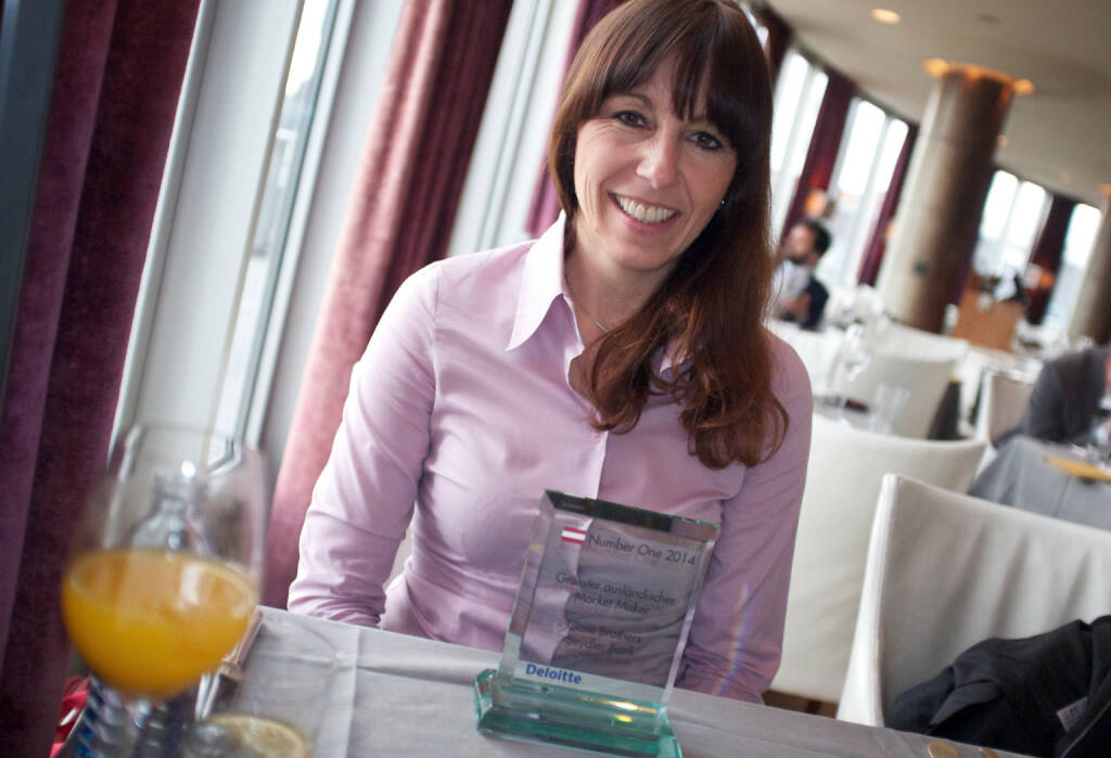 Silke Schlünsen, Oddo Seydler, mit dem Number One Award für den grössten ausländischen Market Maker in Wien, © photaq/Martina Draper (20.04.2015) 