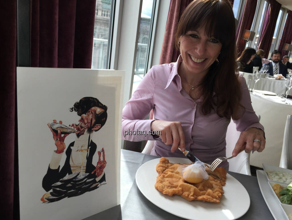 Silke Schlünsen mit Do&Co Schnitzel, © photaq/Martina Draper (20.04.2015) 