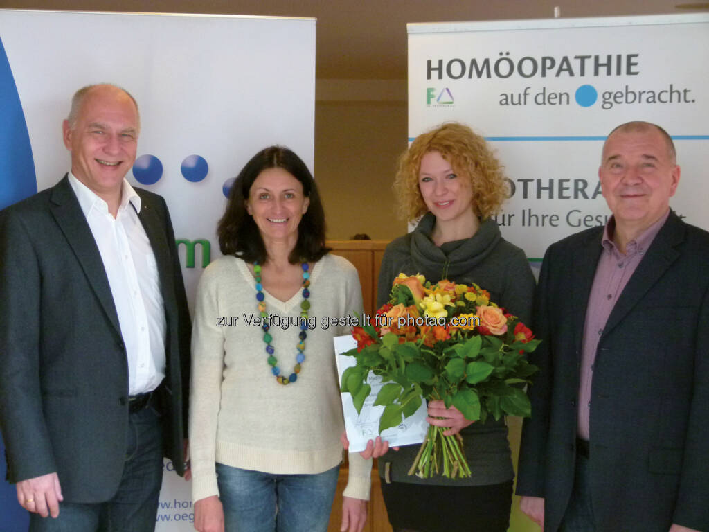 Martin Peithner, Geschäftsführer der Dr. Peithner KG, Michaela Zorzi, Allgemeinmedizinerin, Homöopathin (Preisträgerin 2007), Magdalena Rumpl, Preisträgerin 2014, Anton Rohrer, Allgemeinmediziner und Homöopath: Jungärztin aus Oberösterreich für Diplomarbeit ausgezeichnet, © Aussendung (20.04.2015) 