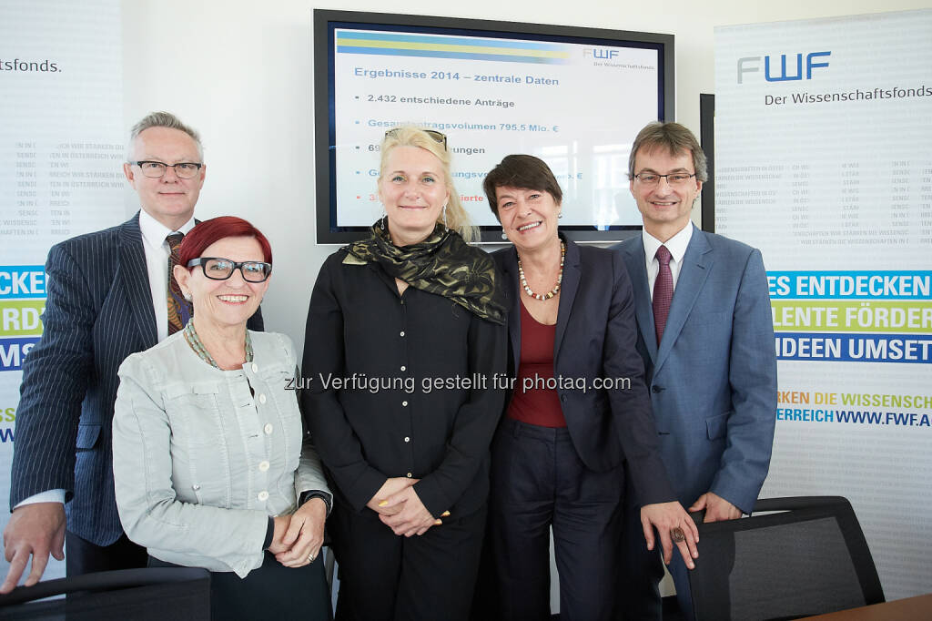 Vizepräsident Alan Scott, Vizepräsidentin Christine Mannhalter, Präsidentin Pascale Ehrenfreund, Geschäftsführerin Dorothea Sturn, Vizepräsident Hermann Hellwagner: FWF - Der Wissenschaftsfonds: FWF-Jahrespressekonferenz 2015: Licht und Schatten, © Aussender (21.04.2015) 