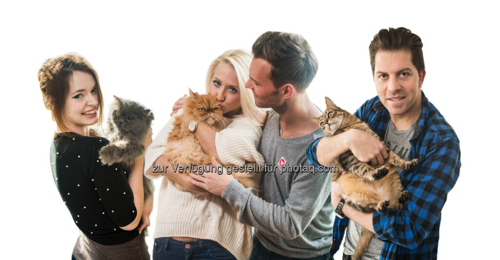 Roxanne Rapp und Kater Sammy, Kathrin Menzinger und Vadim Garbuzov mit Katze Foxy, Daniel Serafin mit Kater Harry: Purina PetCare Austria: Homestory: Promikatzen treten zum ersten Felix Miau-Contest an, © Aussender (22.04.2015) 