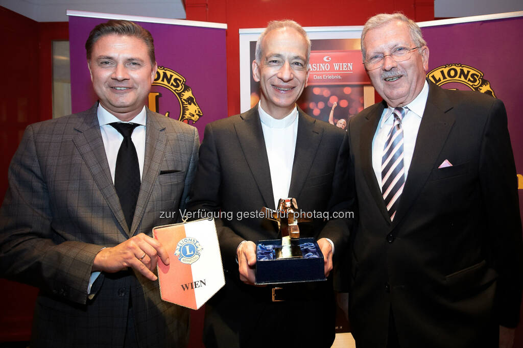 Direktor Reinhard Deiring, Casino Wien, Caritas Präsident Michael Landau und Walter Lattenmayer, Lions Club Wien: Lions Club Wien (Host): Goldener Löwe für Caritas Präsident Michael Landau, © Aussendung (22.04.2015) 