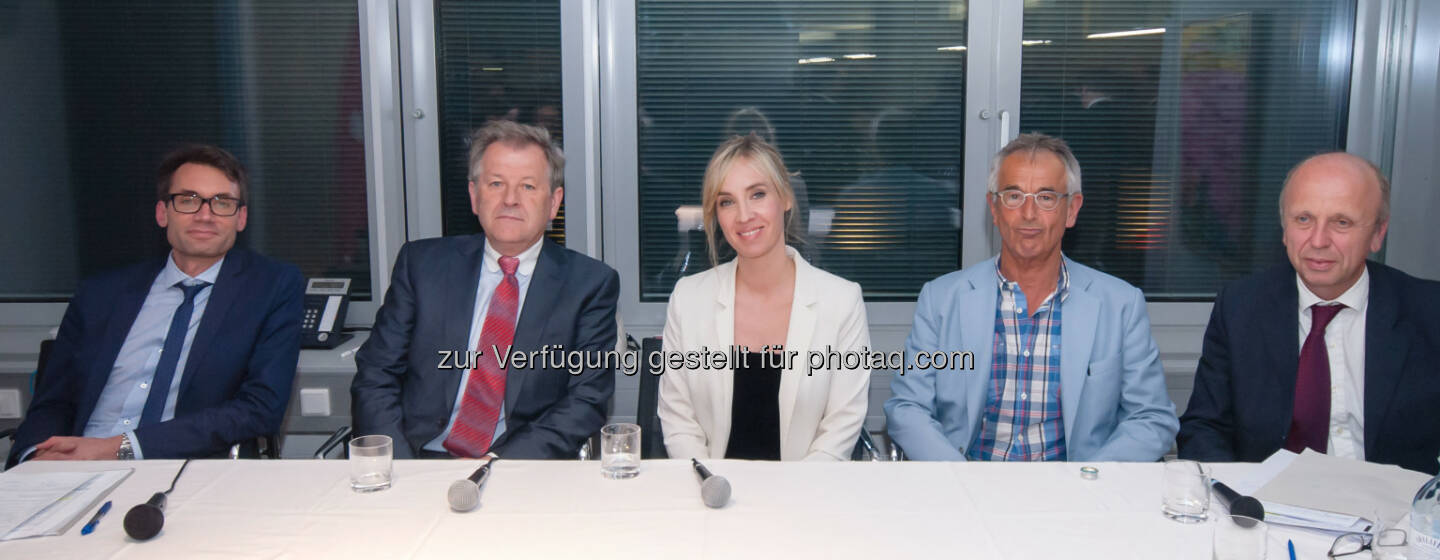 David Gloser (Geschäftsführender Gesellschafter, Wirtschaftsprüfer und Steuerberater / Ecovis Austria), Eduard Zehetner (CEO / Immofinanz Group), Nadja Bernhard (ORF-Moderatorin und Journalistin), Stephan Schulmeister (Wirtschaftsforscher und Universitätslektor) und Thomas In der Maur (Partner und Rechtsanwalt / Höhne, In der Maur & Partner Rechtsanwälte OG): Podiumsdiskussion Unternehmer - die Verlierer der Steuerreform? - organisiert von der Steuerberatungs- und Wirtschaftsprüfungskanzlei Ecovis Austria sowie Höhne In der Maur & Partner Rechtsanwälte OG