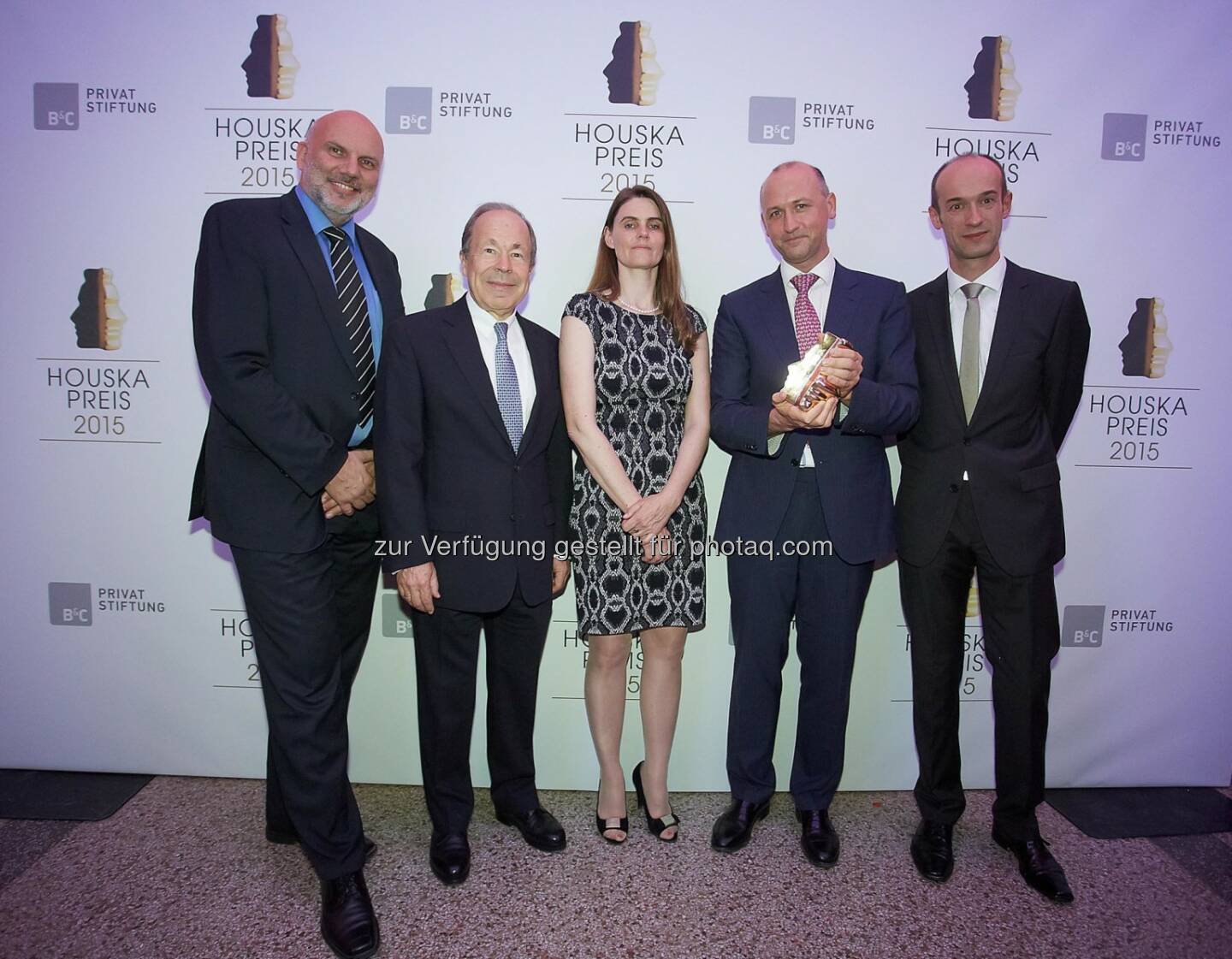 Erich Hampel (Vorstandsvorsitzender B&C Privatstiftung, 2ter.v.l.) und Oskar Aszmann (4ter. v.l.) mit Team der Universitätsklinik für Chirurgie: 1. Platz Houskapreis 2015: Medizinische Universität Wien