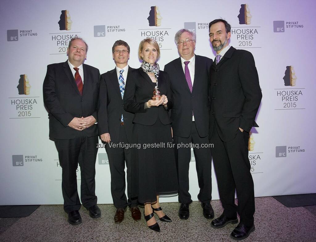 Georg Bauthen (Stiftungsvorstand B&C Privatstiftung. 2ter.v.r.) und Regina Grillari mit Team vom Vienna Institute of Biotechnology (VIBT): 3. Platz Houskapreis 2015: Universität für Bodenkultur Wien, © B&C Privatstiftung/APA-Fotoservice/Preiss (24.04.2015) 