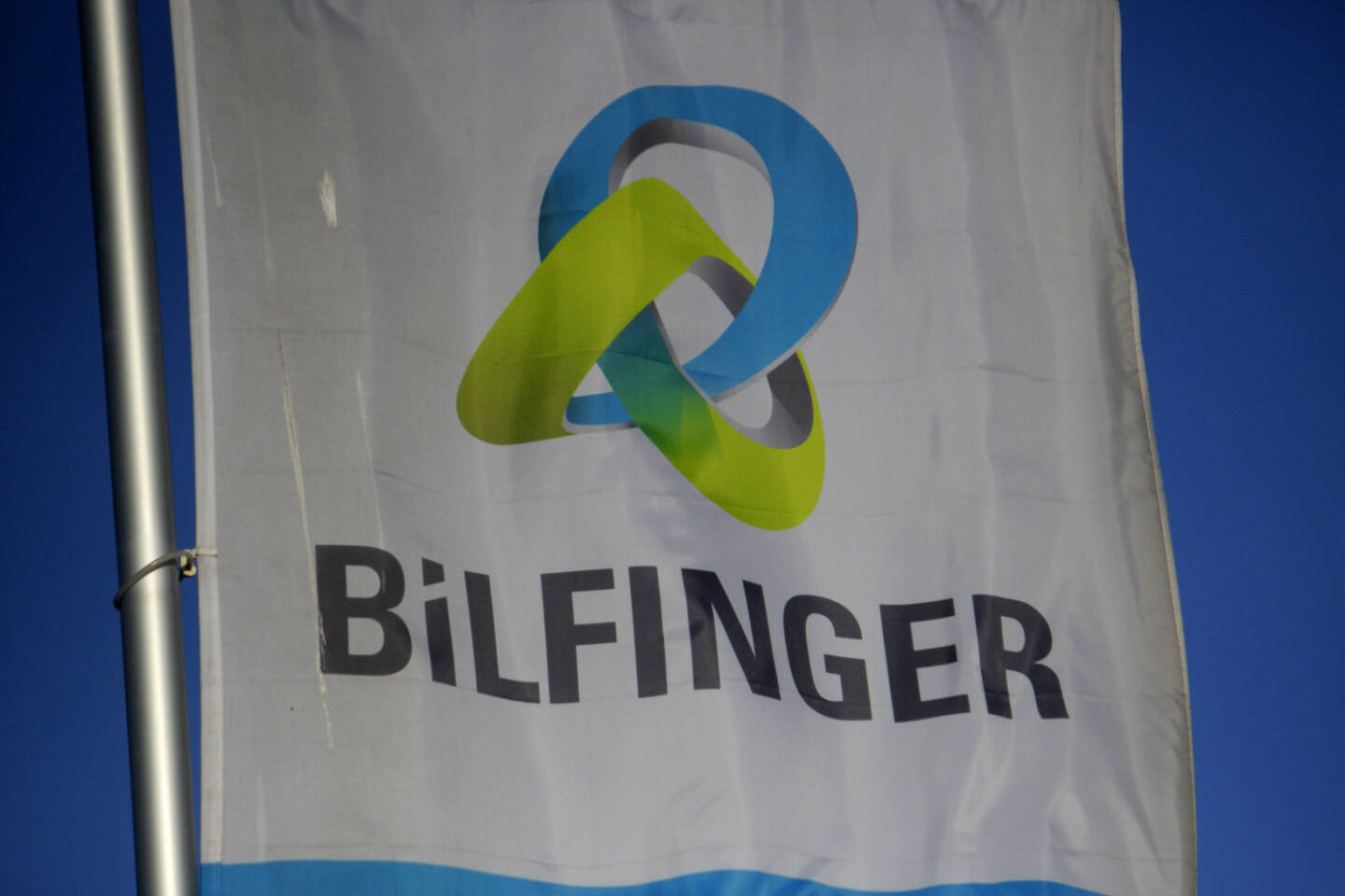 Bilfinger Logo, Flagge <a href=http://www.shutterstock.com/gallery-320989p1.html?cr=00&pl=edit-00>360b</a> / <a href=http://www.shutterstock.com/editorial?cr=00&pl=edit-00>Shutterstock.com</a>