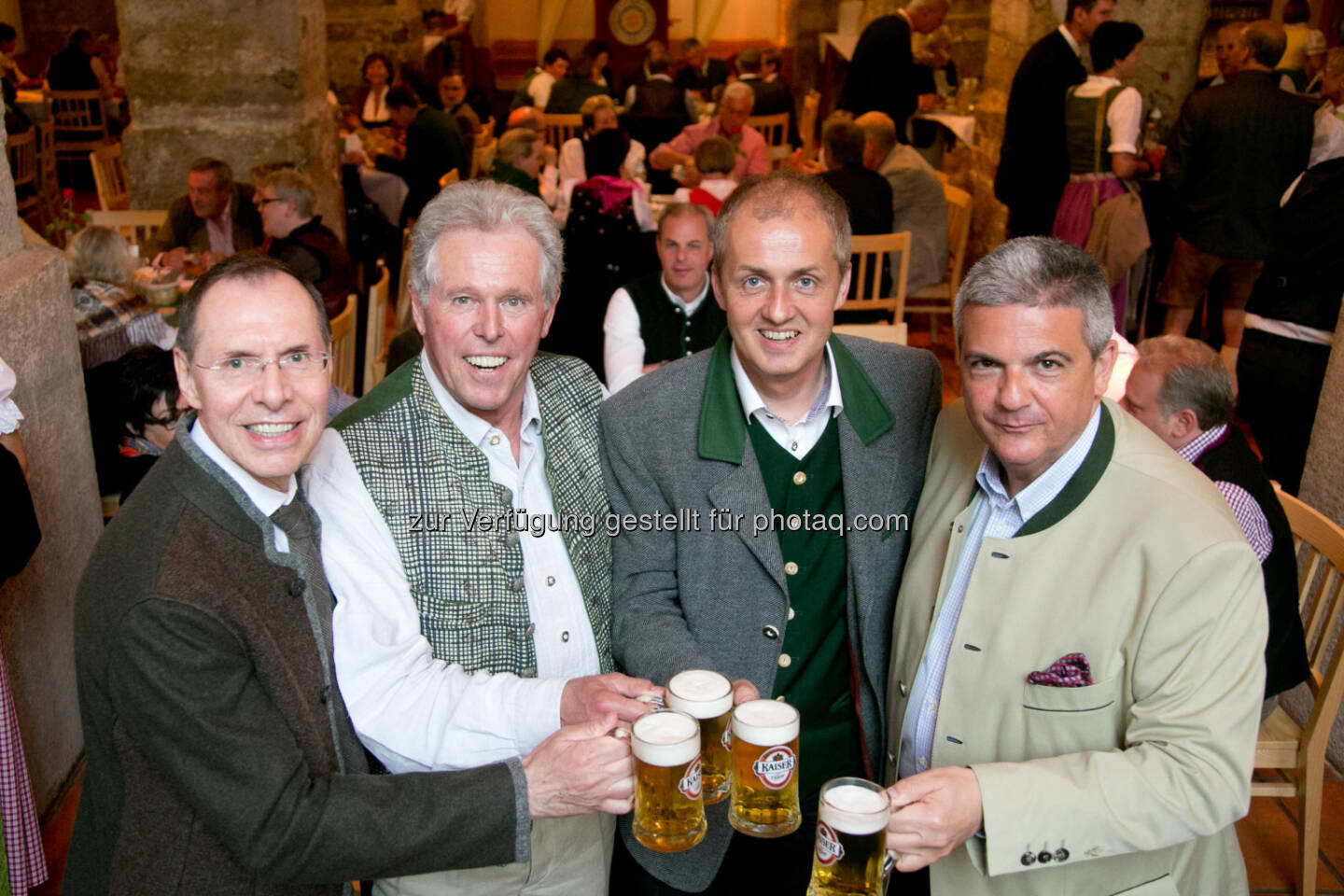 Andreas Hunger, Geschäftsführung Gastronomie Brau Union Österreich; Moderator Philipp Meikl; Günther Hinterholzer, Regionaler Verkaufsdirektor Kaltenhausen bei der Brau Union Österreich; Gerhard Leitner, Verkaufsdirektor Gastronomie Region West bei der Brau Union Österreich: Brau Union Österreich AG: Kaltenhauser Gstanzlsingen: Fest des Humors in ausverkaufter Halle