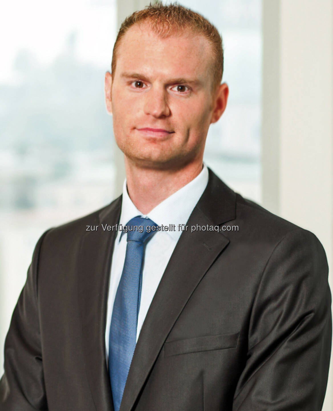Michael Rampler, Leiter Investment-Service und Handel im Bankhaus Spängler: “Das Anleihen-Ankaufprogramm der EZB treibt auch den Aktienmarkt an. Darüber hinaus schwächt es den Euro. Ein schwacher Euro erhöht wiederum die Wettbewerbsfähigkeit der europäischen Unternehmen und steigert die Gewinnerwartungen, weshalb sich die europäischen Märkte seit Jahresbeginn besser entwickelt haben als der US-Aktienmarkt. Aber auch in den Vereinigten Staaten sollte die Wirtschaft im Lauf des zweiten Quartals wieder an Fahrt gewinnen.”
