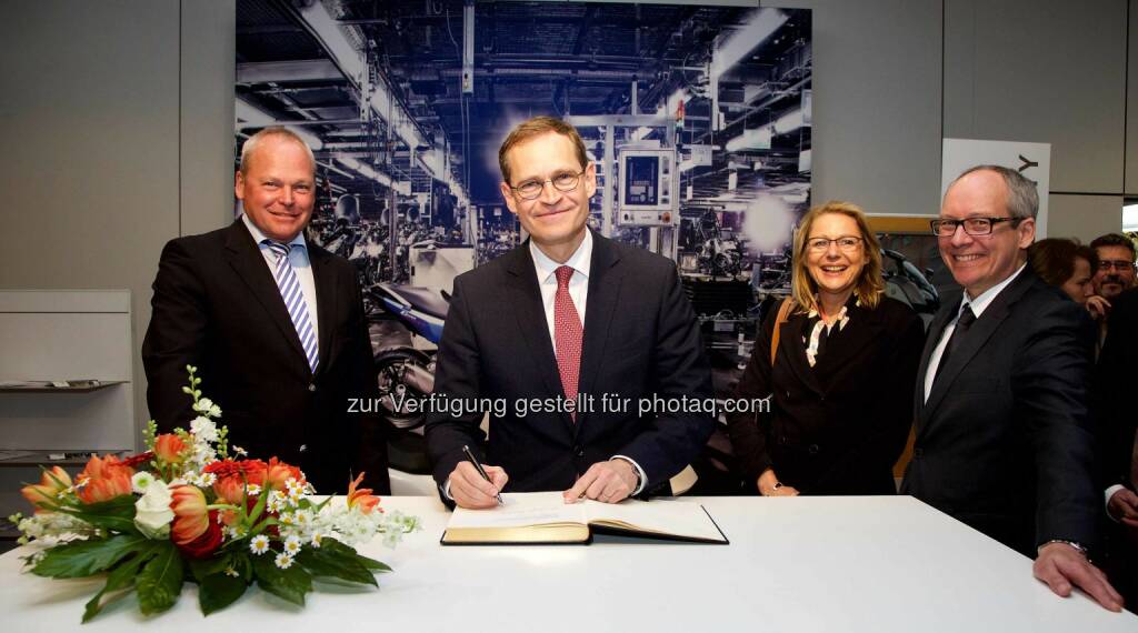 Stephan Schaller, Leiter BMW Motorrad; Michael Müller, Regierender Bürgermeister Berlins; Cornelia Yzer, Berliner Wirtschaftssenatorin, und Marc Sielemann, Leiter Produktion BMW Motorrad: Investitionen in Millionenhöhe für das Berliner BMW Motorradwerk, © Aussendung (28.04.2015) 