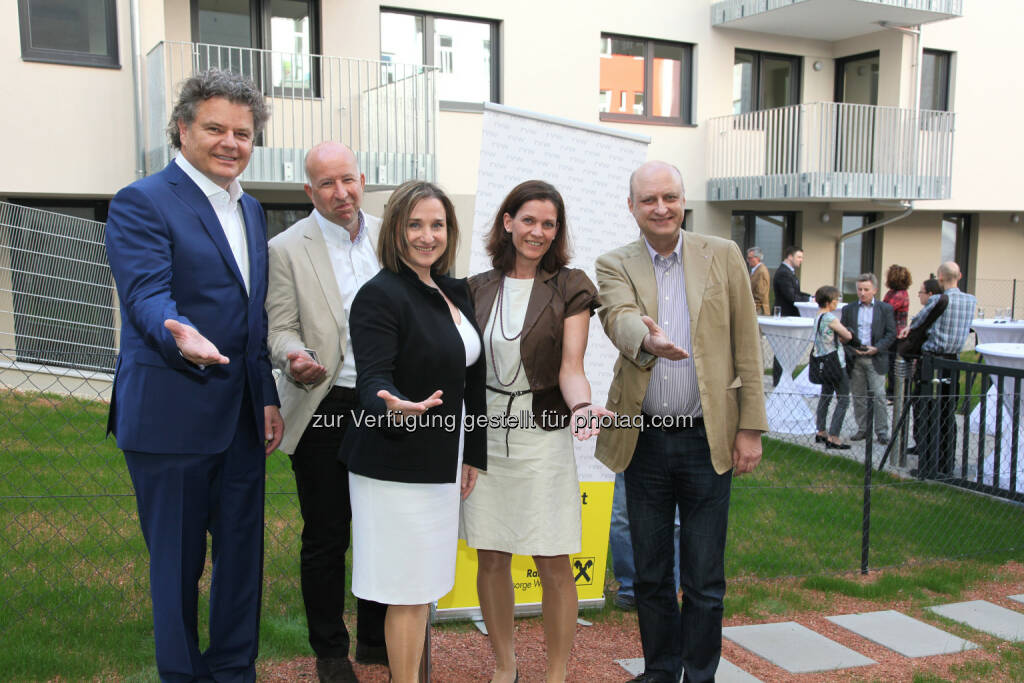 Livius Tramontana (Geschäftsführer Reinlgasse 46 Projektentwicklungs GmbH), Peter Scharinger (Örag), Marion Weinberger-Fritz, Elisabeth Binder (Geschäftsführerinnen Raiffeisen Vorsorgewohnungserrichtungs GmbH), Robert Pschirer (Bezirksvorsteher-Stellvertreter): Raiffeisen Vorsorgewohnungserrichtungs GmbH: Ein neues schönes Haus für Wien ist fertig, © Aussender (29.04.2015) 