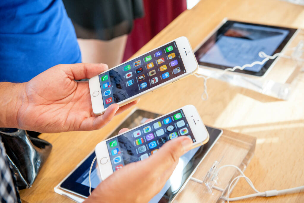 iPhone 6 und iPhone 6 Plus, Apple <a href=http://www.shutterstock.com/gallery-280951p1.html?cr=00&pl=edit-00>Hadrian</a> / <a href=http://www.shutterstock.com/editorial?cr=00&pl=edit-00>Shutterstock.com</a>, © www.shutterstock.com (30.04.2015) 