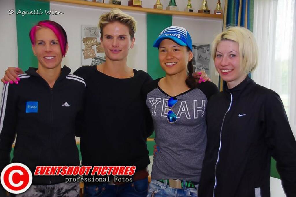 Die siegreiche Staffel vom Linz-Marathon http://www.christian-drastil.com/2015/04/19/staffelrekord_fur_die_tristyle_runplugged_runners_in_linz_elisabeth_niedereder : Conny Köpper, Elisabeth Niedereder, Annabelle-Mary Konczer, Laura Ghelmez  © Agnelli Wien (02.05.2015) 