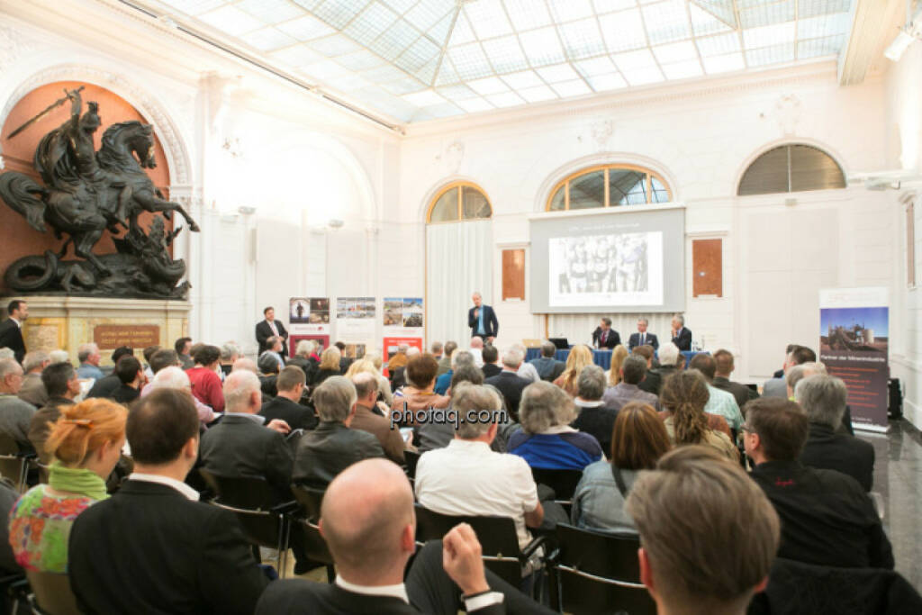 Auf der Vienna Gold & Silver Network Night http://boerse-social.com/virtuellemesse wurde von den Präsentatoren ein Silberbarren an die Tristyle Runplugged Runners übergeben © Draper (02.05.2015) 