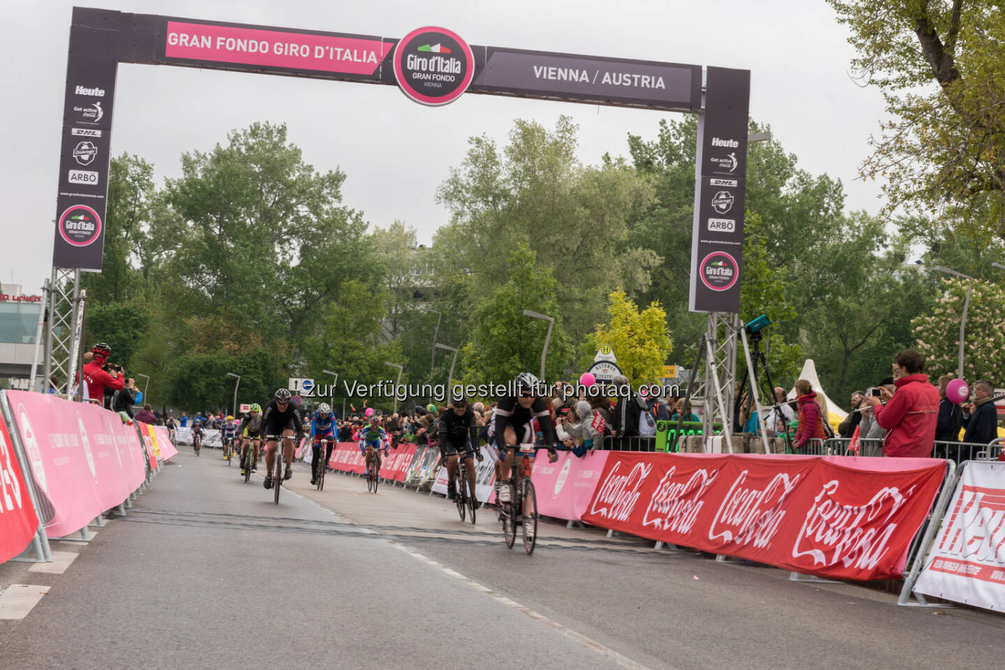 Arbö: Rund 2000 Radsportler waren am Sonntag beim Gran Fondo Giro d'Italia Vienna 2015 auf für den Autoverkehr gesperrten Straßen in Wien und Niederösterreich unterwegs.