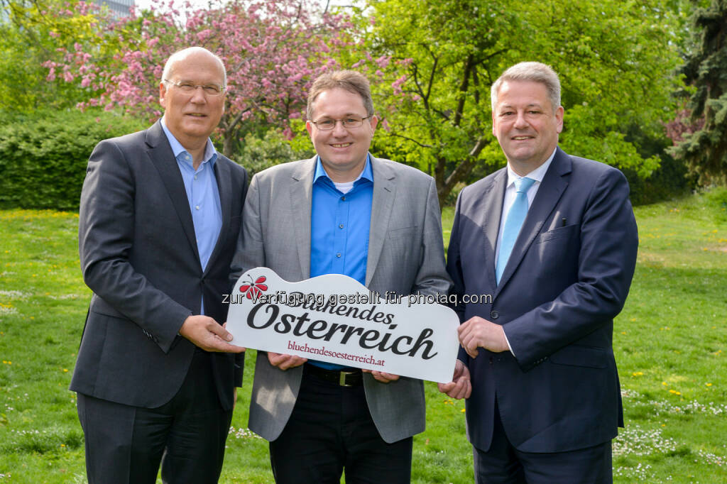 Frank Hensel, Vorstandsvorsitzender Rewe International AG, Gerald Pfiffinger, Geschäftsführer BirdLife Österreich, Andrä Rupprechter, Bundesminister für Land- und Forstwirtschaft, Umwelt und Wasserwirtschaft: Gemeinsam für ein „Blühendes Österreich“: Rewe International AG und BirdLife Österreich schützen ökologisch wertvolle Flächen, © Aussender (04.05.2015) 