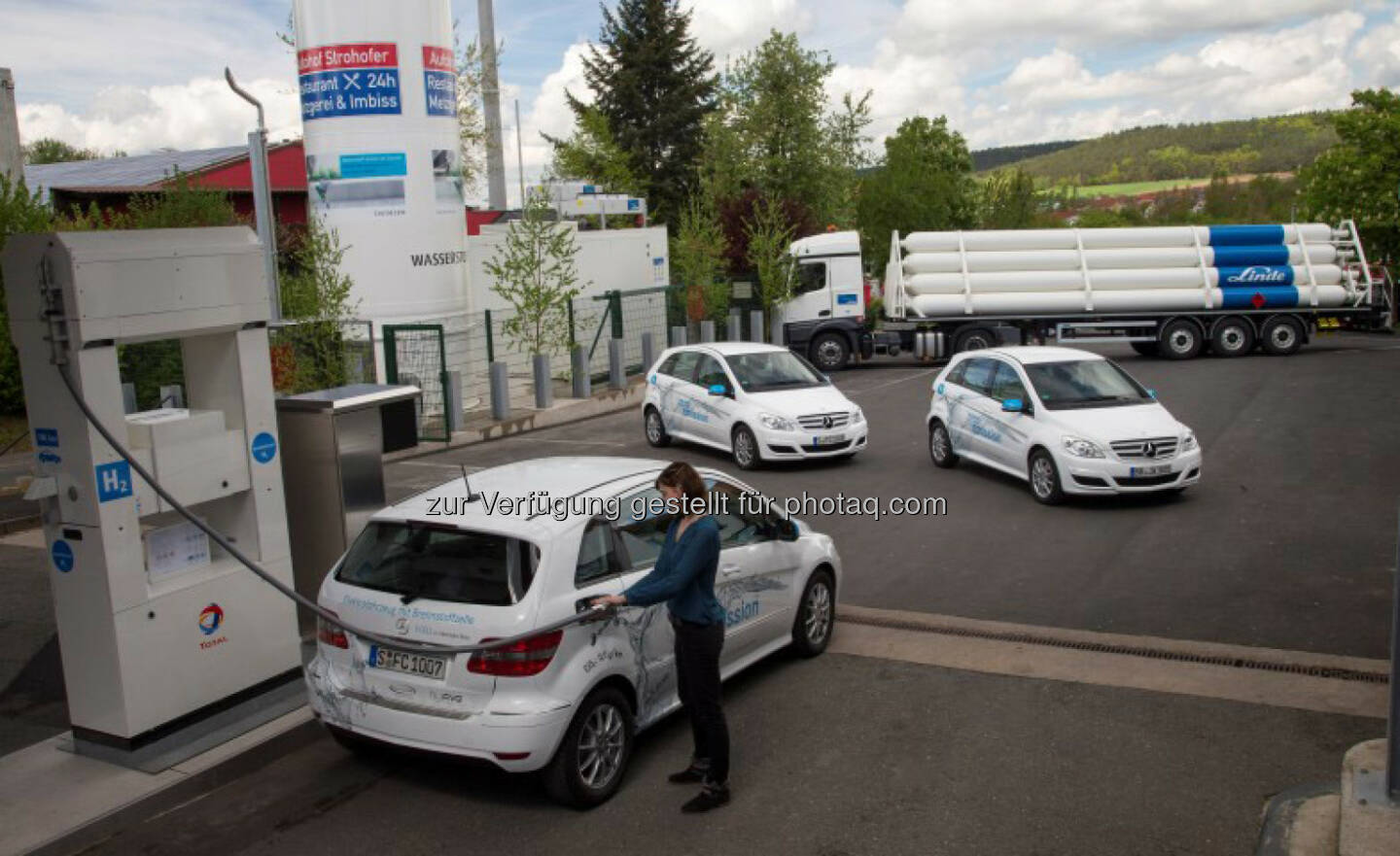 Daimler: Deutschlands erste Wasserstoff-Tankstelle an der Autobahn eröffnet