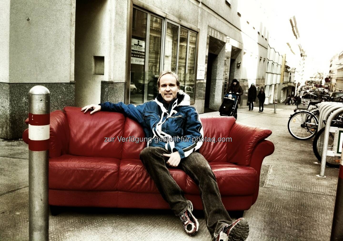 Die Couch, die Berggasse und der Typ hat a Freud ... Christian Drastil 2012 bei seinem Büro-Auszug beim Börse Express (c) Chladek