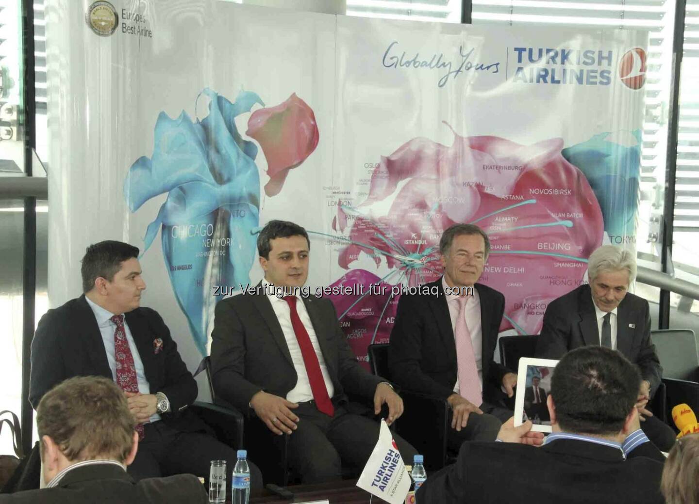 Recep Emanet, Director Vienna Turkish Airlines, Murat Baydar, Director Salzburg Turkish Airlines, Roland Hermann, Geschäftsführer Salzburger Flughafen GmbH und Rudolf Leban, Regional Marketing Manager - Pressekonferenz am Salzburger Flughafens, Hangar 7 (Foto: presse@salzburg-airport.at)