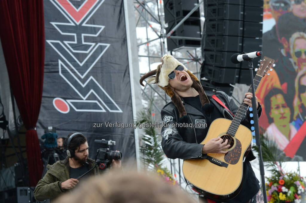 Jared Leto: Lead-Singer und Oscargewinner beim Top of the Mountain Concert: Tourismusverband Paznaun - Ischgl: Saisonende „Up in the Air“. 13.000 Wintersportler kamen zum Saisonfinale nach Ischgl, um mit Thirty Seconds to Mars das Ende einer schneereichen Wintersaison zu feiern.
, © Aussender (05.05.2015) 