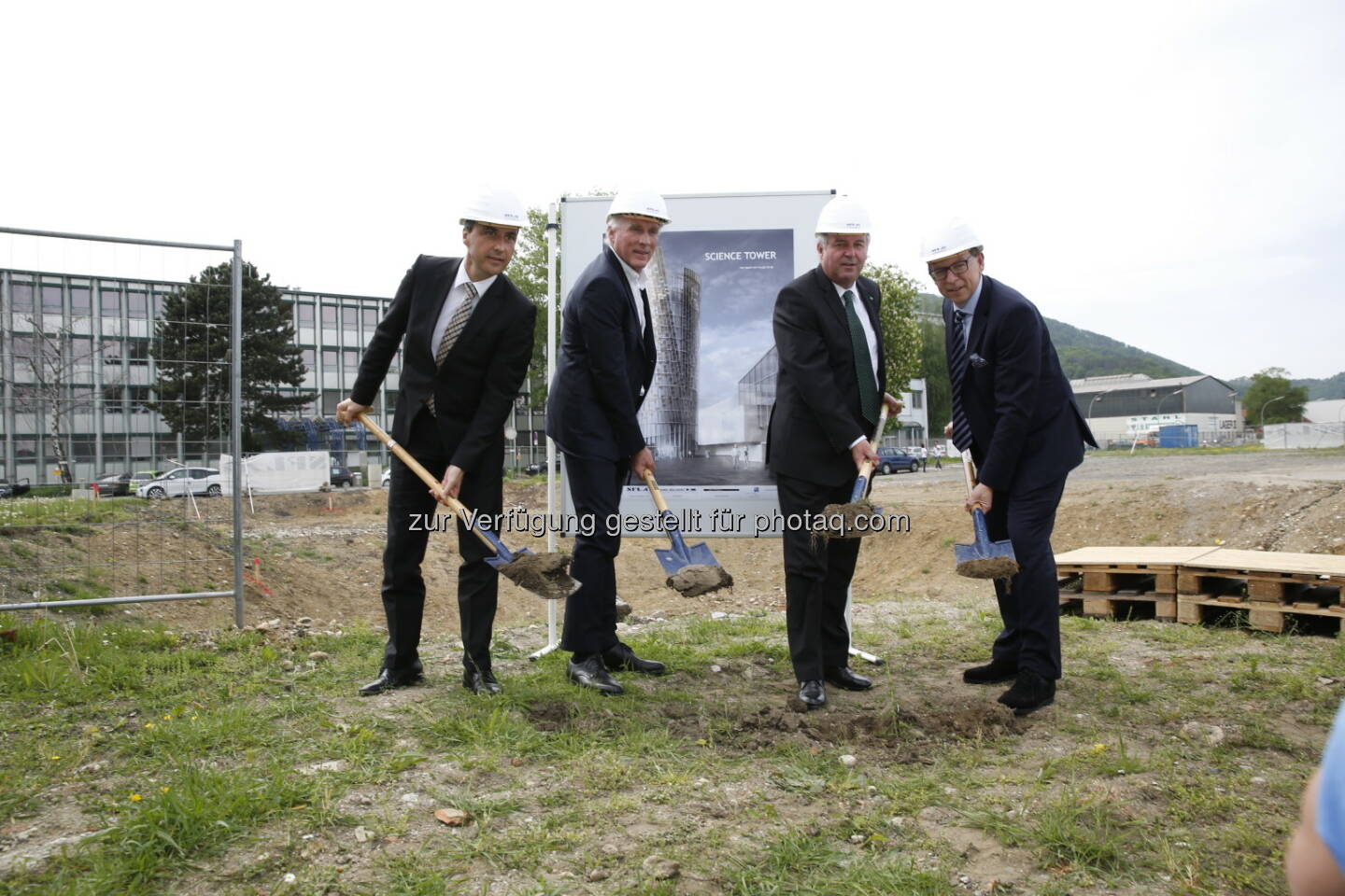 Bürgermeister Siegfried Nagl, Bauherr Hans Höllwart, Landhauptmann Stv. Hermann Schützenhöfer, Landesrat Christian Buchmann: Eco World Styria - Umwelttechnik Cluster GmbH: Baustart für innovativstes Gebäude Österreichs