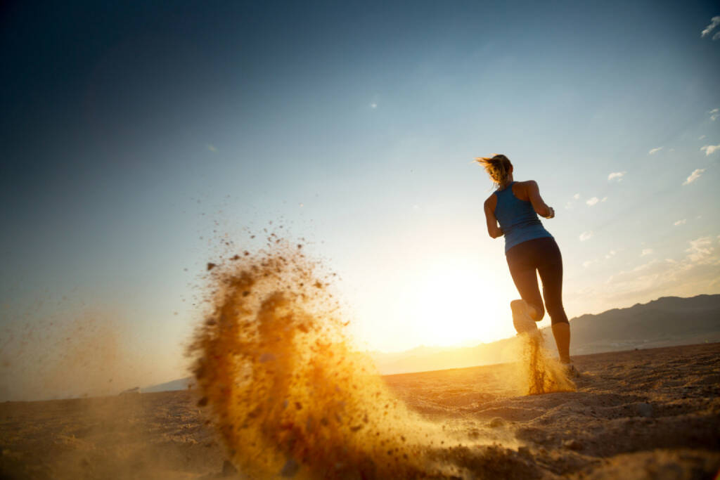 Wüste, laufen, Sand, Sonnenuntergang, heiss, http://www.shutterstock.com/de/pic-221911051/stock-photo-young-lady-running-in-a-desert-at-sunset.html
 (06.05.2015) 