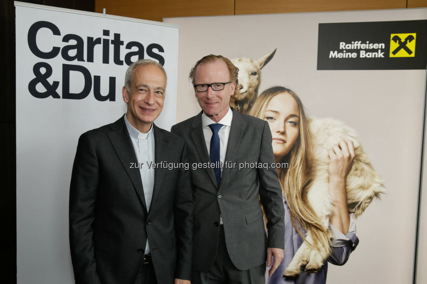 Michael Landau, Caritas Präsident und Georg Kraft-Kinz, GD Stv. der Raiffeisenlandesbank Nö-Wien: Raiffeisenlandesbank NÖ-Wien AG: Raiffeisen Studentenkonto mit Ziege – die ersten 100 Ziegen grasen in Afrika