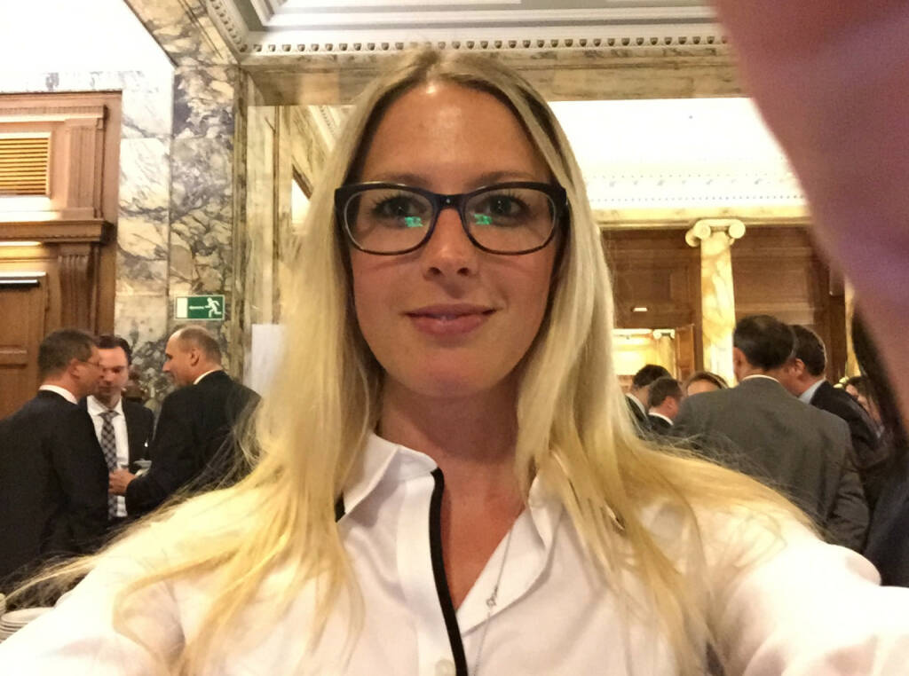 Selfie Nina Bergmann, finanzen.at (07.05.2015) 