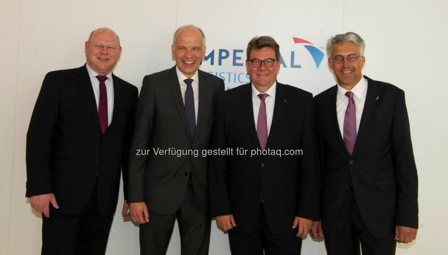 Oliver Kraft, Leiter Großkundenmanagement Mercedes-Benz Lkw, Ulrich Bastert, Leiter Vertrieb und Marketing Mercedes-Benz Lkw, Rüdiger Buß, stellvertretender Vorsitzender Geschäftsführung Imperial Logistic International und Uwe Willhaus, CEO Lehnkering, bei der Vertragsunterzeichnung für 300 Mercedes-Benz Actros auf der Messe „transport logistic“ 2015