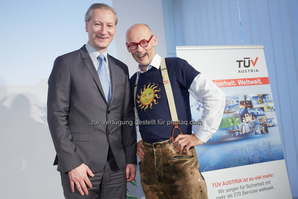 Stefan Haas, CEO TÜV Austria und Johannes Gutmann, Geschäftsführer Sonnentor Kräuterhandels GesmbH: Vom Spinner zum Winner - Sonnentor-Gründer Johannes Gutmann hielt am 7. Mai einen bejubelten Vortrag im TÜV Austria Forum, © Aussender (08.05.2015) 