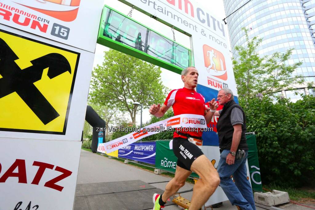 Holger Förster, Sieger Herren Millennium City Run 2015 über die 5km Distanz, © leisure.at/Ludwig Schedl (10.05.2015) 