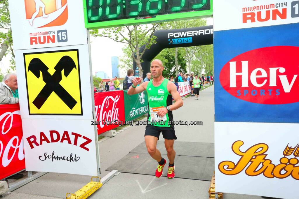 Roman Salomon, 2. Platz Millennium City Run 2015 über die 10km Distanz, © leisure.at/Ludwig Schedl (10.05.2015) 