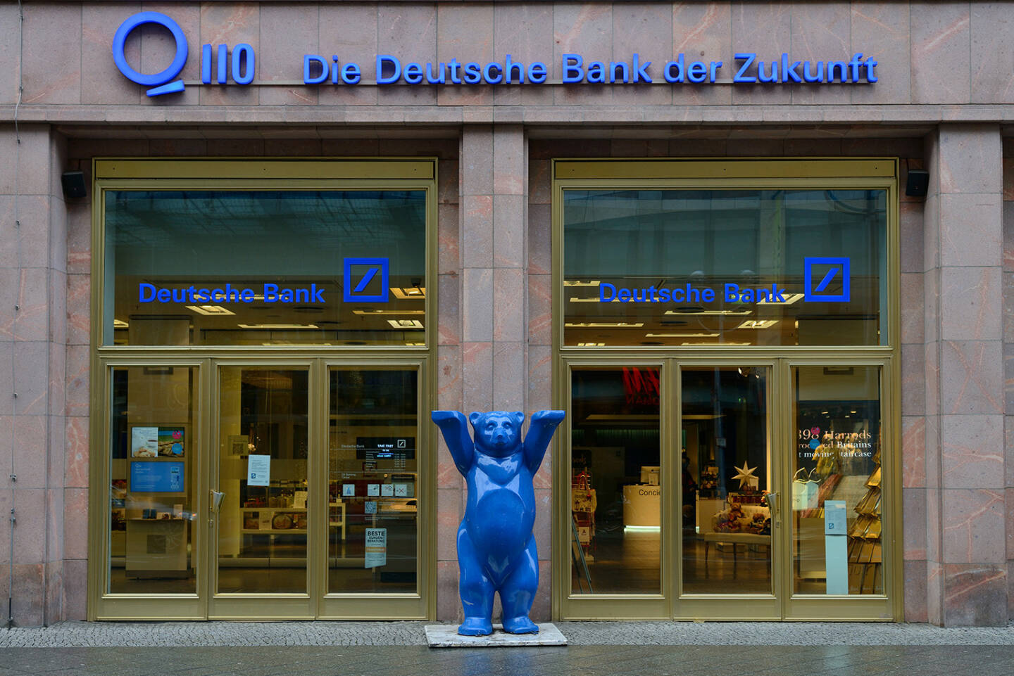 Deutsche Bank, Berlin, Die Deutsche Bank der Zukunft, blauer Bär <a href=http://www.shutterstock.com/gallery-586741p1.html?cr=00&pl=edit-00>astudio</a> / <a href=http://www.shutterstock.com/editorial?cr=00&pl=edit-00>Shutterstock.com</a>