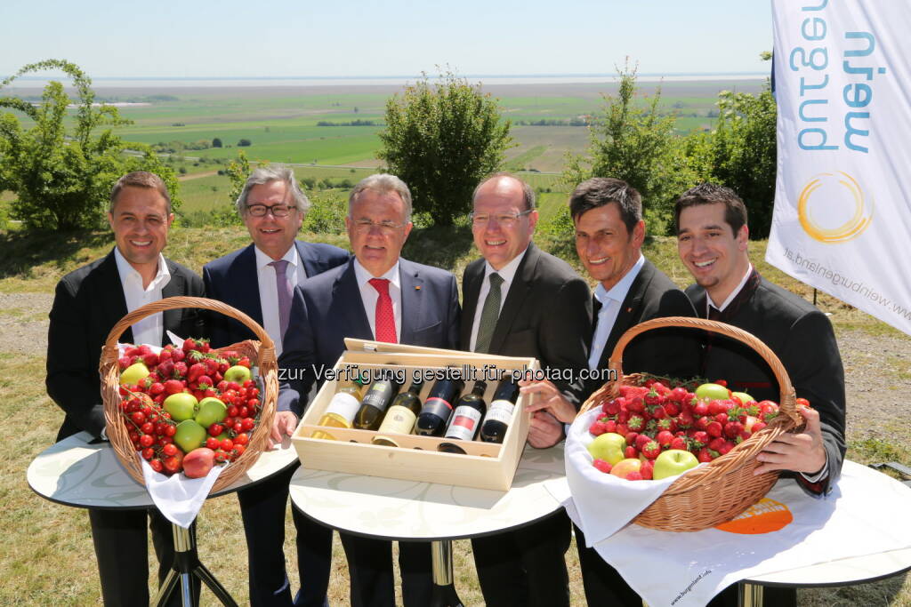 Burgenland Tourismus-Direktor Mario Baier, ORF-Generaldirektor Alexander Wrabetz, Landeshauptmann Hans Niessl, Landesrat Andreas Liegenfeld, SPÖ-Klubobmann Christian Illedits und Christian Zechmeister, Geschäftsführer der Wein Burgenland. Burgenland Tourismus: Star-Auflauf im Burgenland, © Aussender (14.05.2015) 