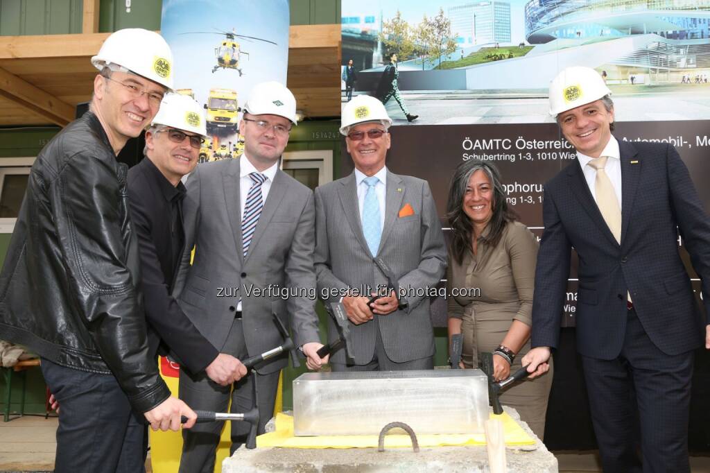 Christoph Pichler und Johann Traupmann (Geschäftsführer pxt Architekten), Franz Lederhaas (Geschäftsführer Granit), Werner Kraus (Öamtc-Präsident), Maria Vassilakou (Vizebürgermeisterin Wien), Oliver Schmerold (Öamtc-Verbandsdirektor): Öamtc legt Grundstein für sein neues Mobilitätszentrum, © Aussendung (14.05.2015) 