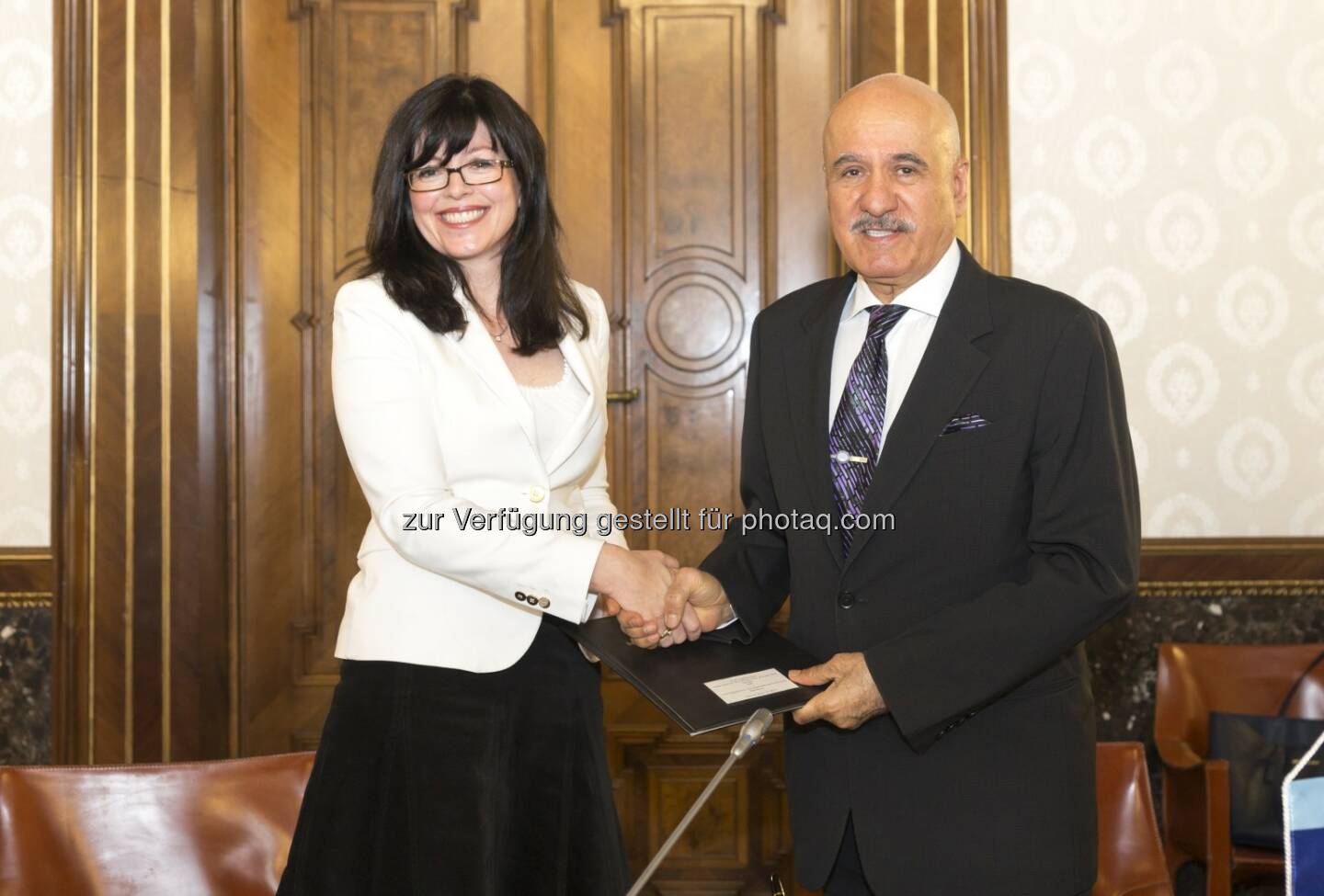 Suleiman J. Al-Herbish, Generaldirektor von Ofid und Kari Aina Eik, Generalsekretärin von OiER: Opec Fund for International Development (Ofid): Ofid gewährt Unterstützung zur Bekämpfung von Energieknappheit in Côte d’Ivoire und Ghana