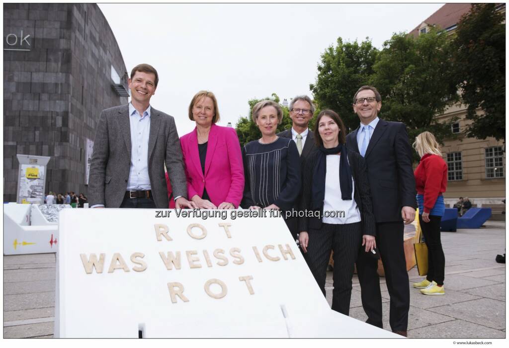 Oliver Lingens (stellvertretender Event-Manager Eurovision Song Contest), Petra Stolba (Geschäftsführerin Österreich Werbung), Karola Kraus (Direktorin mumok), Franz Smola (museologischer Direktor Leopold Museum), Vanessa Joan Müller (Leitung Dramaturgie, Kunsthalle Wien), Christian Strasser (Direktor MuseumsQuartier Wien): MuseumsQuartier Wien: ESC: „Euroart im MQ“ – ORF und MQ präsentieren Kunstprojekt zum Eurovision Song Contest, © Aussendung (15.05.2015) 