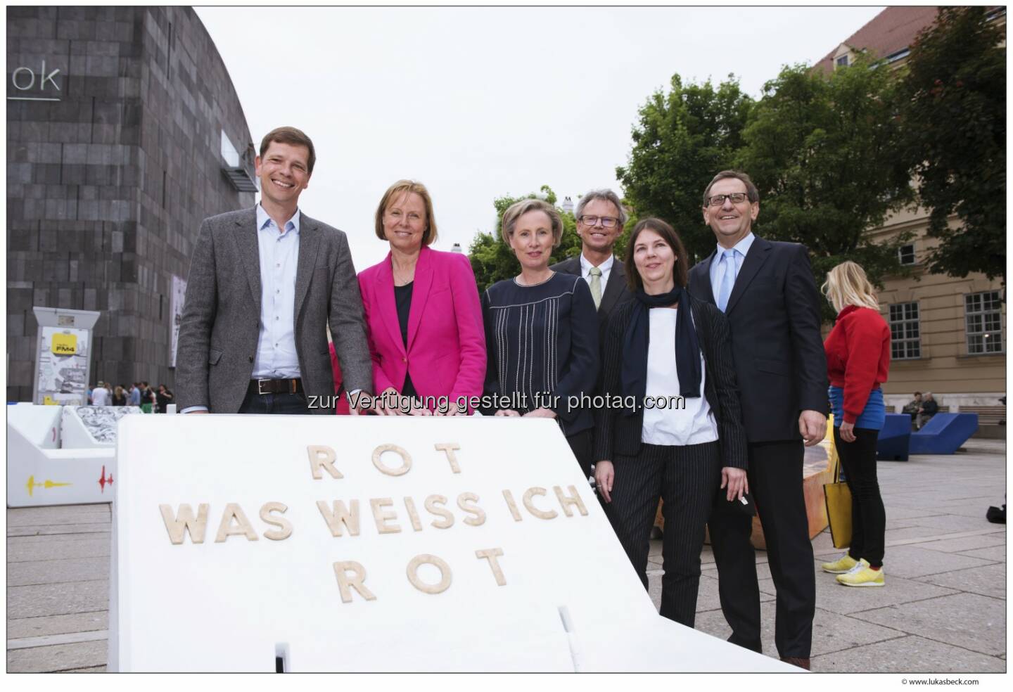 Oliver Lingens (stellvertretender Event-Manager Eurovision Song Contest), Petra Stolba (Geschäftsführerin Österreich Werbung), Karola Kraus (Direktorin mumok), Franz Smola (museologischer Direktor Leopold Museum), Vanessa Joan Müller (Leitung Dramaturgie, Kunsthalle Wien), Christian Strasser (Direktor MuseumsQuartier Wien): MuseumsQuartier Wien: ESC: „Euroart im MQ“ – ORF und MQ präsentieren Kunstprojekt zum Eurovision Song Contest