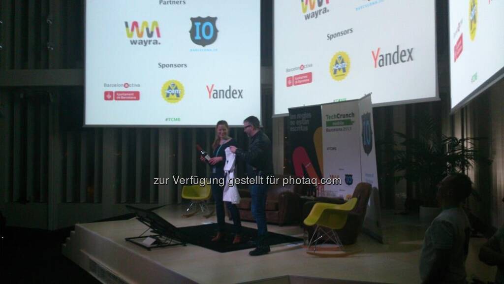 Die Österreicher von Shpock gewinnen die TechCrunch mobile Barcelona events; Katharina Klausberger übernimmt den Preis, © Armin Strbac (27.02.2013) 