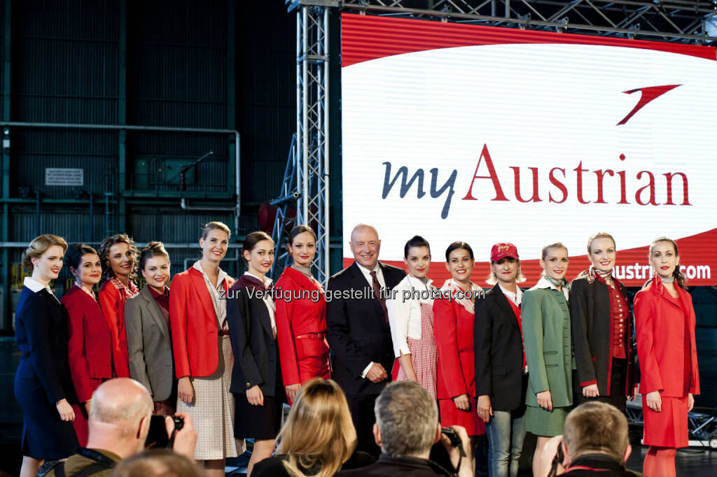 Kay Kratky (zukünftiger CEO Austrian) mit Crew in Uniform (Copyright: Austrian Airlines – Michele Pauty), © Aussendung (19.05.2015) 