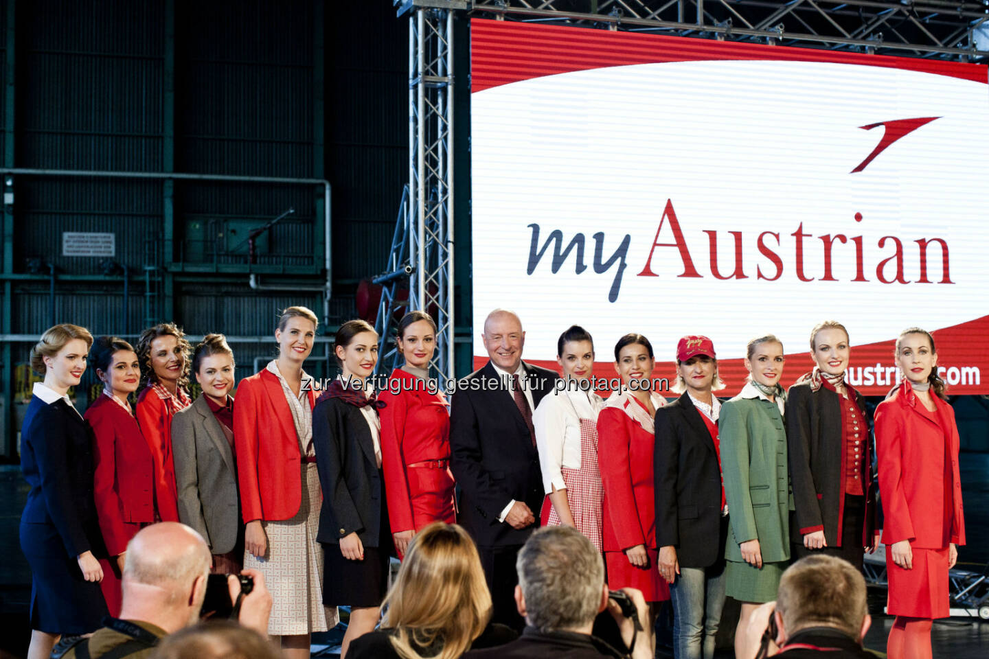 Kay Kratky (zukünftiger CEO Austrian) mit Crew in Uniform (Copyright: Austrian Airlines – Michele Pauty)
