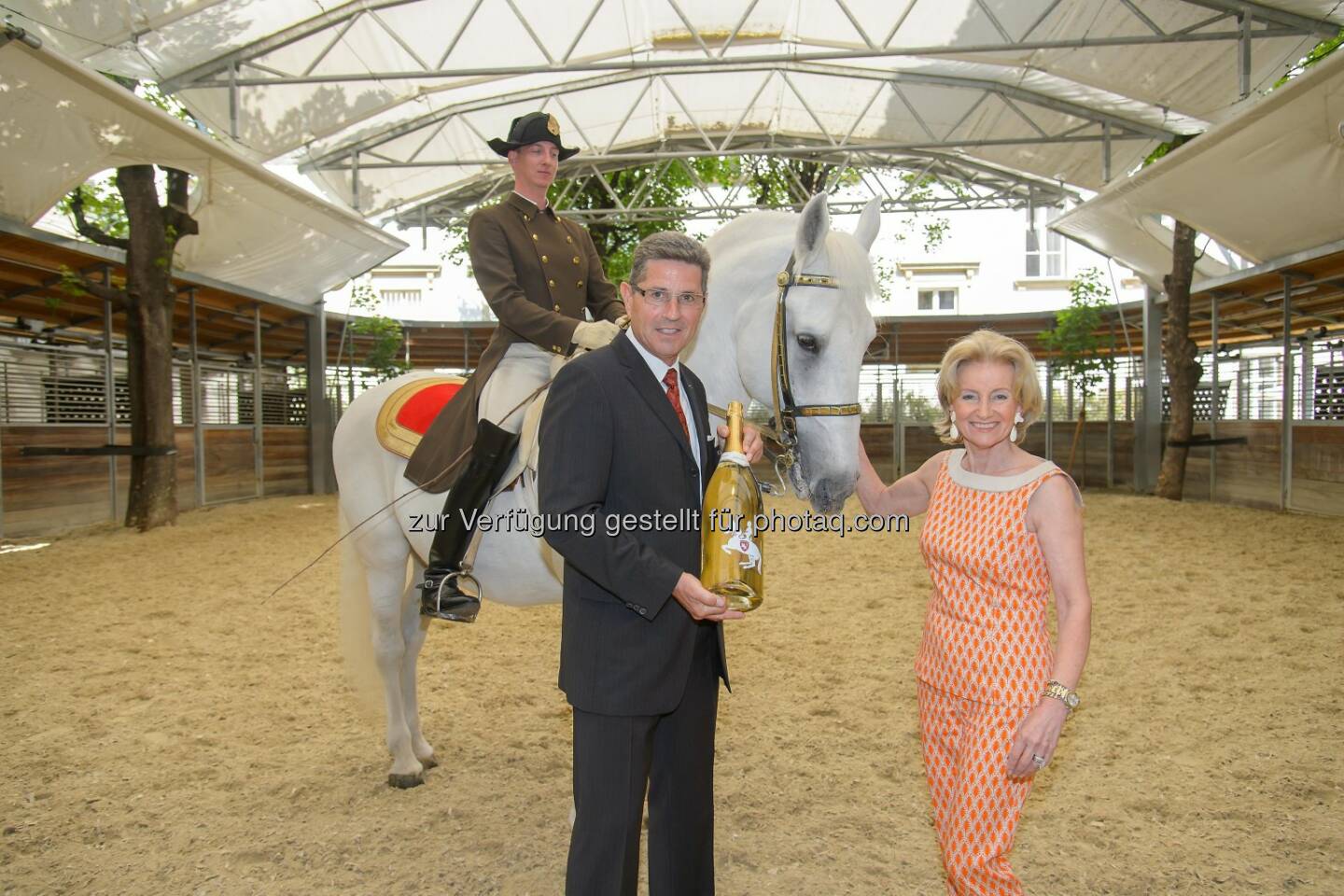 Direktorin Elisabeth Gürtler und Schlumberger Vorstand Eduard Kranebitter mit Lipizzaner und Reiter in der Sommerreitbahn der Spanischen Hofreitschule. - Präsentation der Jubiläums-Cuvée aus dem Hause Schlumberger anlässlich des 450-Jahr-Jubiläums der Spanischen Hofreitschule (Bild: ViennaPress / Andreas Tischler)