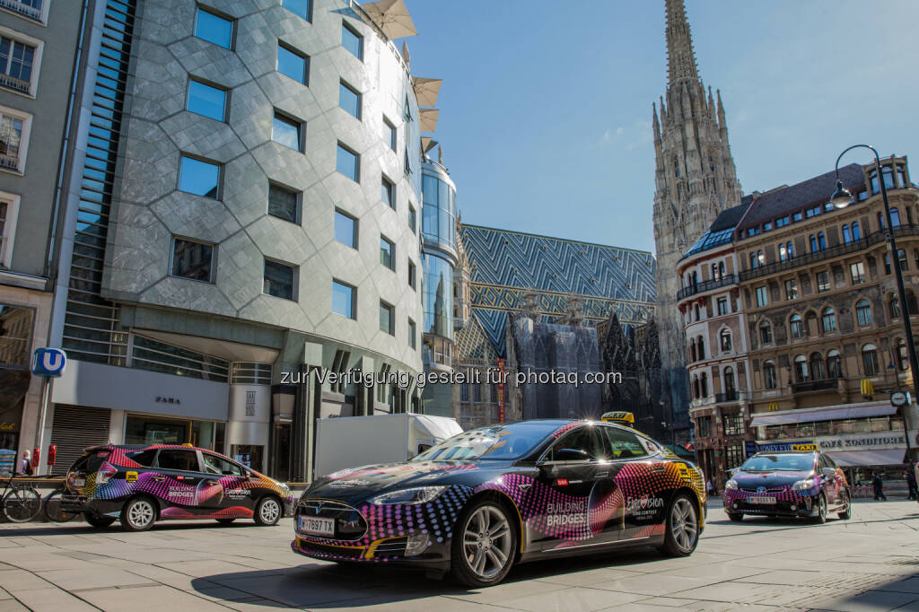 Smart und umweltfreundlich - die E- und Hybrid-Taxis für den Song Contest, gesteuert über die größte europäische Taxi App taxi.eu, Stephansdom, Stephansplatz, Haas-Haus (Bild: Taxi 40100/Andreas Riedmann), © Aussender (21.05.2015) 