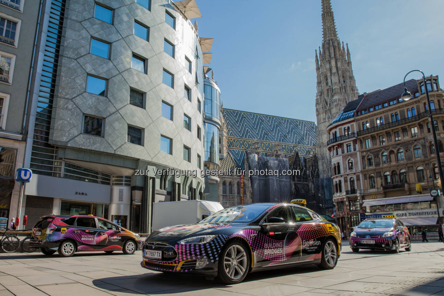 Smart und umweltfreundlich - die E- und Hybrid-Taxis für den Song Contest, gesteuert über die größte europäische Taxi App taxi.eu, Stephansdom, Stephansplatz, Haas-Haus (Bild: Taxi 40100/Andreas Riedmann)