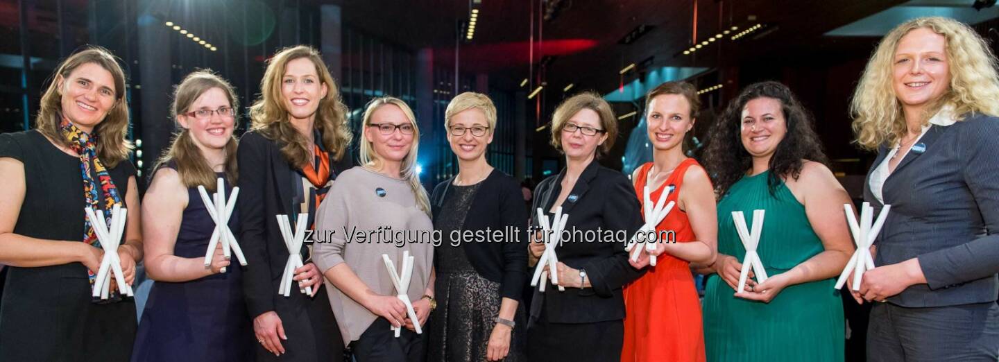 Irene Tiemann-Boege, Johanna Novacek; Daniela Schrack; Sibylle Jilg; Landesrätin Doris Hummer; Karin Bruckmüller; Anna-Maria Lipp; Elisa Tordin; Deitermann: Großer Erfolg der Johannes Kepler Universität (JKU) Linz beim OÖ Forscherinnen-Award 2015: Wissenschafterinnen von Oberösterreichs größter Bildungs- und Forschungseinrichtung stellten bei der großen Verleihung am 19. Mai 2015 im Linzer Musiktheater gleich 5 der 8 Preisträgerinnen. (C) cityfoto